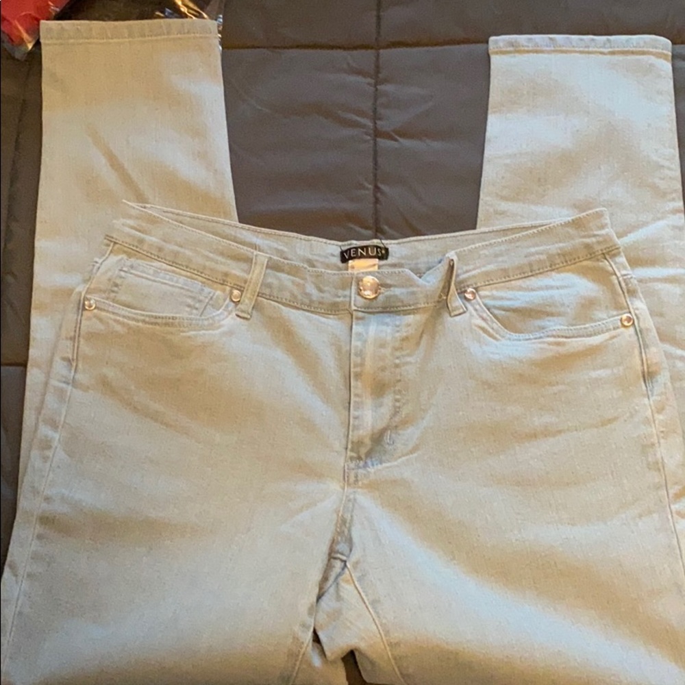Venus Light-wash Jeans